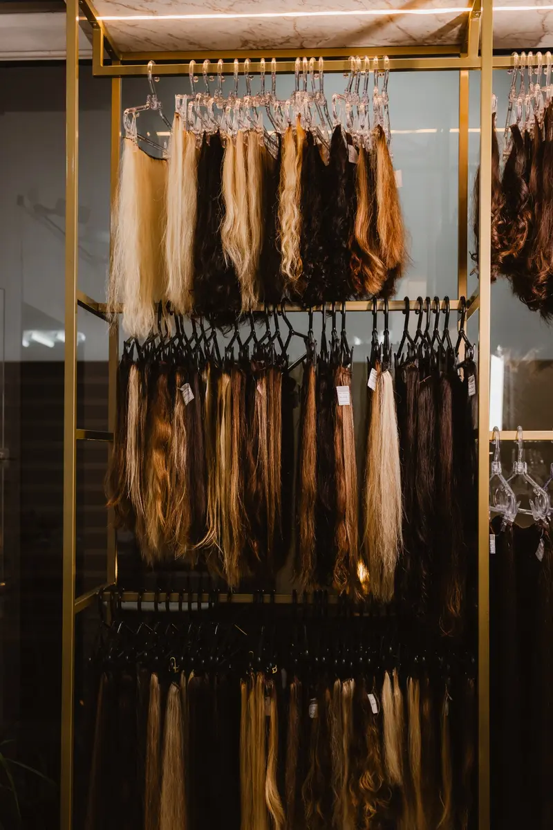 Expositor com cabelos lisos e ondulados