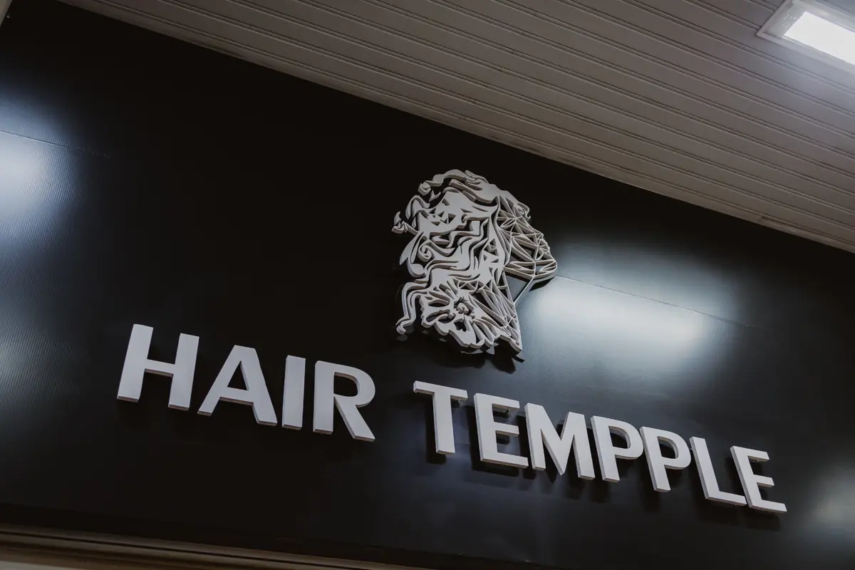 Letreiro Hair Tempple na fachada