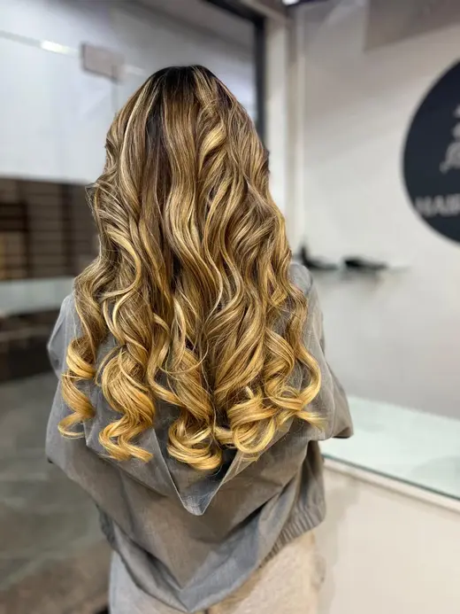 Cabelo iluminado com mechas